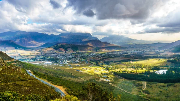 Franschhoek Vadisi ve Wemmershoek Mountai arasında Middagskransberg geçişte Franschhoek