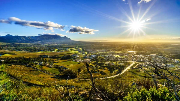 Napkelte felett a Western Cape Cape Town és a tábla-hegyre, a Dél-afrikai Köztársaság — Stock Fotó