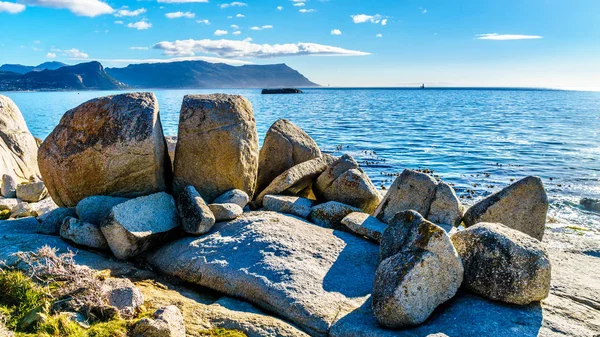 Büyük Granit kayalar kayalar Beach, popüler bir doğa rezerv ve Afrika penguenler koloni için ev — Stok fotoğraf