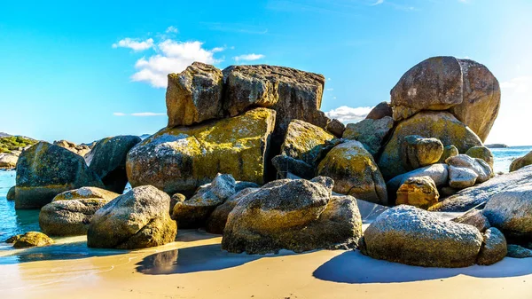 Büyük Granit kayalar kayalar Beach, popüler bir doğa rezerv ve Afrika penguenler koloni için ev