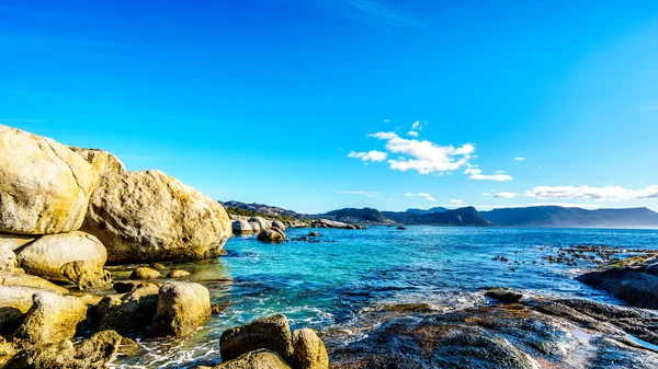 Stora granit stenblocken på Boulders Beach, en populär natur reservera och hem till en koloni av afrikanska pingviner — Stockfoto