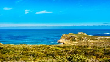 Sağlam kayalar ve Cape of Good Hope dik kayalıklarla