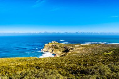 Sağlam kayalar ve Cape of Good Hope dik kayalıklarla