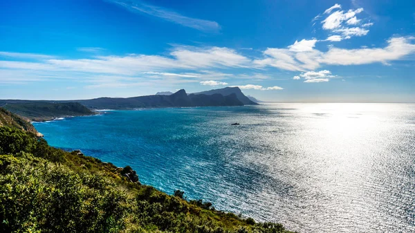 Yanlış Bay Simons Town yakınındaki Swartkopberg ile suların yansıtan güneş