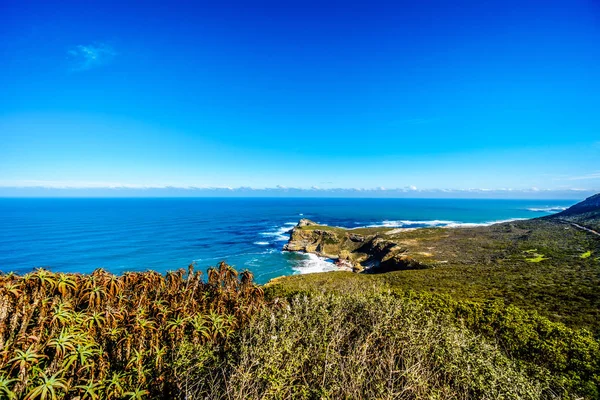 Sağlam kayalar ve Cape of Good Hope dik kayalıklarla — Stok fotoğraf