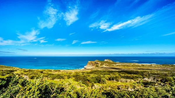 Sağlam kayalar ve Cape of Good Hope dik kayalıklarla