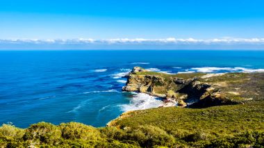 Engebeli kıyı şeridi ve Cape of Good Hope Atlantik Okyanusu üzerinde dik kayalıklarla