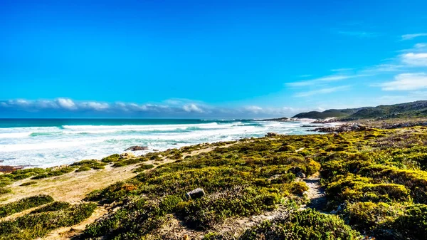 Golven van de Atlantische Oceaan rollen in de oever tussen Kaap de goede hoop en Platboom strand — Stockfoto