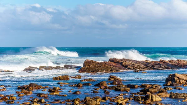 Ondas do Oceano Atlântico quebrando nas margens rochosas do Cabo da Boa Esperança — Fotografia de Stock
