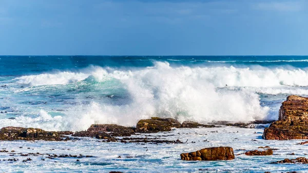 Ondas do Oceano Atlântico quebrando nas margens rochosas do Cabo da Boa Esperança — Fotografia de Stock