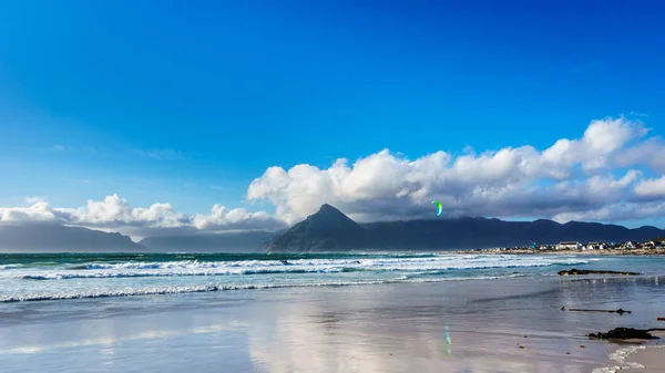 Kitesurfing w plaży Wspólnoty Het Kommitjie na Oceanie Atlantyckim — Zdjęcie stockowe