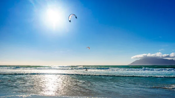 Kitesurfing at the beach community of Het Kommitjie on the Atlantic Ocean — Stock Photo, Image