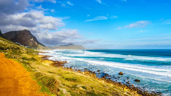 Atlantiku pobřeží po silnici k Chapmanův Peak na majákem Slangkop v Kapském poloostrově — Stock fotografie