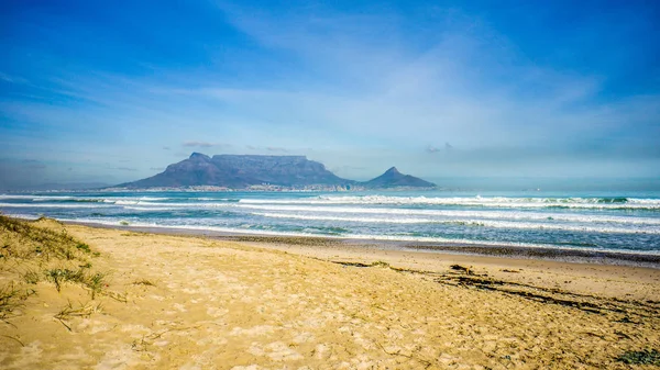 Sabah erken görünümü Table Mountain ve Cape Town — Stok fotoğraf