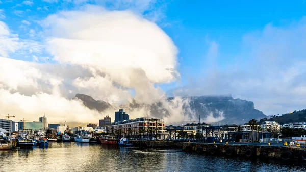 Chmury nad Devil's Peak i Table Mountain, jak widać z Victoria i Albert Waterfront — Zdjęcie stockowe