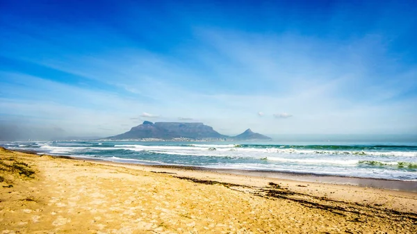Early morning view of Cape Town and Table Mountain — Stock Photo, Image