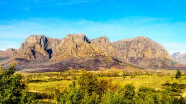 Hottentot-Holland üzüm bağları ve şarap bölgesi Stellenbosch tarım arazisi çevrili dağlar