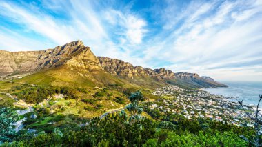 Camps Bay, Masa Dağı ve Oniki Havariler üzerinde güneş ayarı