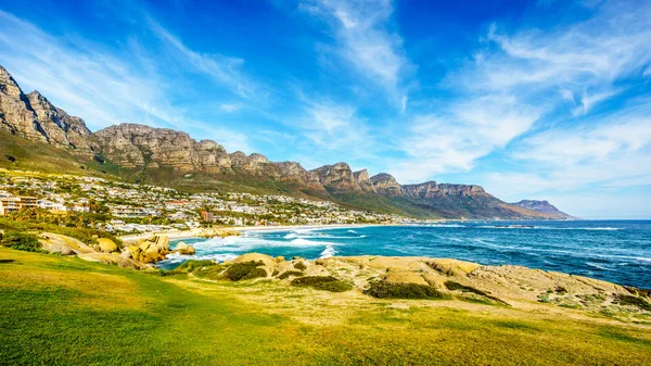 Oniki Havariler okyanus yan Table Mountain, Cape Town Güney Afrika ve Camps Bay beach topluluğu — Stok fotoğraf