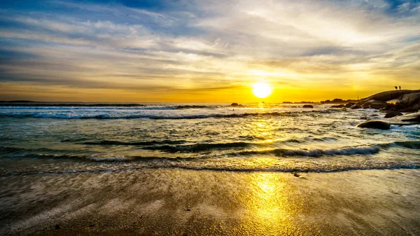 Günbatımı okyanus ufuk ve kumsalda güzel bir kış günü Camps Bay görüntülendi.