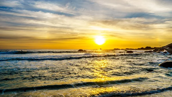 Günbatımı okyanus ufuk ve kumsalda güzel bir kış günü Camps Bay görüntülendi.