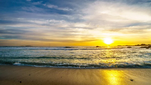 Sunset over the ocean horizon and beach on a nice winter day viewed from Camps Bay — Stock Photo, Image