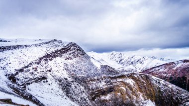 Jasper kent yakınındaki çalacaklar çevreleyen engebeli dağ zirveleri