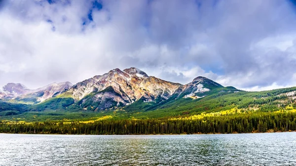 Lago Pirámide, cerca de la ciudad de Jasper en el Parque Nacional Jasper con el pico escarpado de la montaña Pirámide en el fondo — Foto de Stock