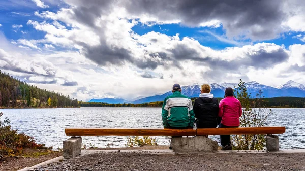 Tre Persone Che Godono Vista Del Lago Pyramid Nel Parco — Foto Stock