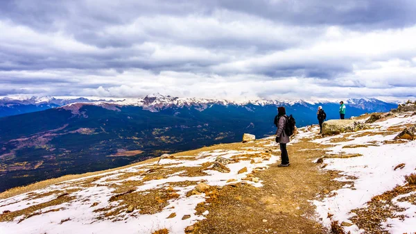 Tři Lidé Těší Pohled Vrcholu Whistlers Hory Národním Parku Jasper — Stock fotografie