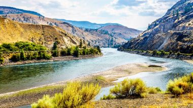 Thompson Nehri boyunca karayolu 1 merkezi British Columbia Fraser Kanyon rotanın üzerinde asılı duman