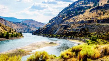 Thompson Nehri boyunca karayolu 1 merkezi British Columbia Fraser Kanyon rotanın üzerinde asılı duman