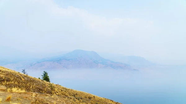 Smoke hanging over Kamloops Lake because of the many forest fires in the summer of 2017 — Stock Photo, Image