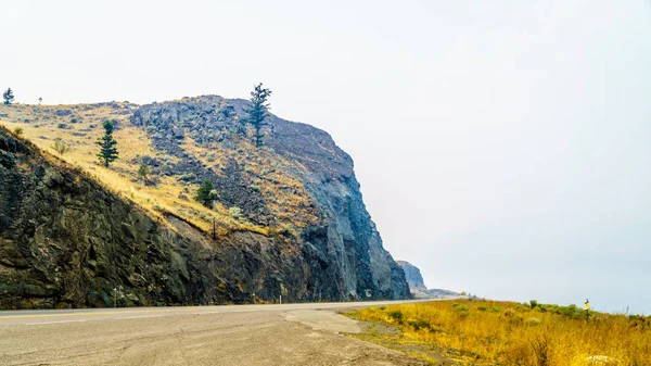 Röken hänger över motorvägen Trans Canada, Highway 1, längs Kamloops sjön från många skogsbränder sommaren 2017 — Stockfoto