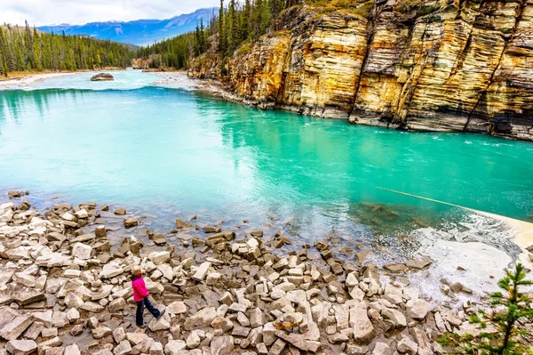 Kobieta na skraju turkus wody rzeki Athabasca — Zdjęcie stockowe