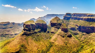 Highveld Blyde River Canyon'Güney Afrika eyaletinde Mpumalanga Panorama rota boyunca üç Rondavels ile