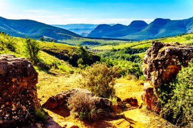 Lisbon Falls'Kuzey Güney Afrika eyaletinde Mpumalanga Panorama yolu üzerinde Tanrı'nın pencere yakınındaki nehrin aşağısında manzara görünümü