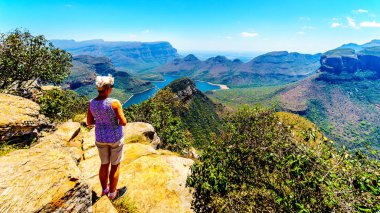 Blyde River Canyon ve Blyde Nehri Barajı Mpumalanga Province, Güney Afrika için Panorama rota boyunca üç Rondavels yönü açısından manzarayı kadın kıdemli
