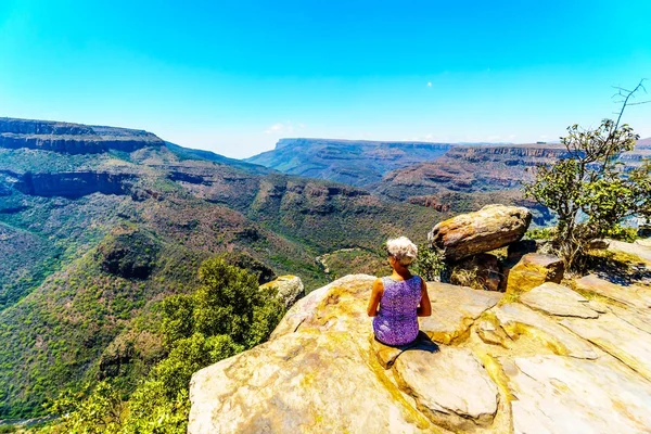 Старший Жінка Сидячи Краю Скелі Насолоджуючись Панорамами Каньйон Річки Blyde — стокове фото
