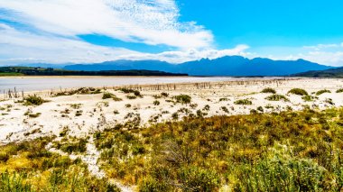 Son derece Theewaterkloof baraj veya Twk Barajı geniş kuraklık nedeniyle su seviyesi düşük. Baraj Su temini için Cape Town alan için büyük bir rezervuar olduğunu