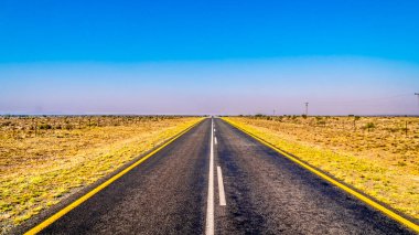 Uzun düz yol aracılığıyla sonsuz mavi gökyüzü altında Güney Afrika Devlet ve Eastern Cape ilde manzara yarı çöl Karoo bölge açık
