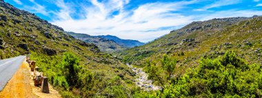 Witte nehir veya Ceres ve Wellington içinde Batı Cape Eyaleti Güney Afrika'da kasabaları arasında Witrivier Kanyon ile dar ve doğal Bainskloof Pass