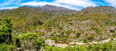 Ceres ve Wellington içinde Batı Cape Eyaleti Güney Afrika'da kasabaları arasında doğal Bainskloof Pass Slanghoekberge dağlarından görünümünü