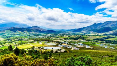 Franschhoek Vadisi içinde Batı Cape Eyaleti Güney Afrika Cape Winelands, Franschhoek pası görüldüğü gibi Drakenstein dağ tarafından çevrili bir parçası olan birçok onun üzüm bağları ile
