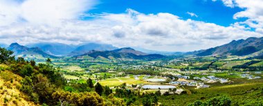 Franschhoek vadinin içinde Batı Cape Eyaleti Güney Afrika Cape Winelands, Franschhoek pası görüldüğü gibi Drakenstein dağ tarafından çevrili bir parçası olan birçok onun üzüm bağları ile Panorama görünüm