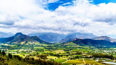 Franschhoek Vadisi içinde Batı Cape Eyaleti Güney Afrika Cape Winelands, Franschhoek pası görüldüğü gibi Drakenstein dağ tarafından çevrili bir parçası olan birçok onun üzüm bağları ile
