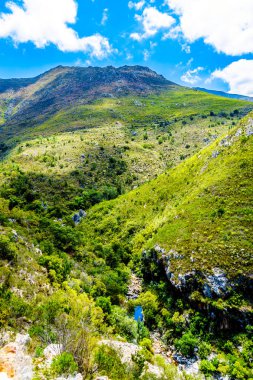 Muhteşem görünümü, Detoitsriver Gorge yakınındaki en yüksek noktası Franschhoek Pass veya Lambrechts Road, Franschhoek şehirleri ve Villiersdorp Western Cape, Güney Afrika için arasında çalışır