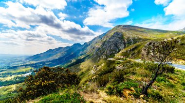 Franschhoek Pass, muhteşem manzarası da Franschhoek ve Villiersdorp içinde Güney Afrika'nın Batı Cape Eyaleti arasında Middagskransberg çalışır Lambrechts yol R45 denir