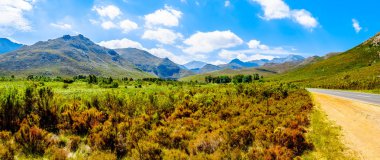 Wemmershoek ve Franschhoek dağ aralıkları içinde Güney Afrika'nın Batı Cape province doğru seyir Theewaterkloofdam, yanında belgili tanımlık Franschhoek geçmek Güney ucunda görünümünden Panorama