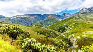 Muhteşem görünümü, Detoitsriver Gorge yakınındaki en yüksek noktası Franschhoek Pass veya Lambrechts Road, Franschhoek şehirleri ve Villiersdorp Western Cape, Güney Afrika için arasında çalışır